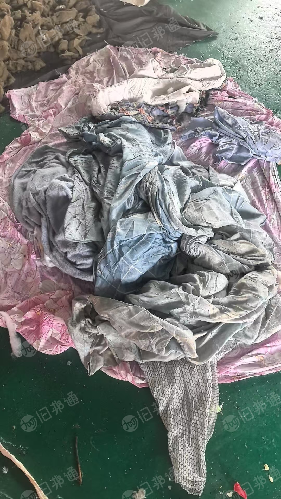 长期出售旧衣服黑料, 旧被子,旧娃娃布料,枕头套,每个月30-50吨,厂在安徽阜阳