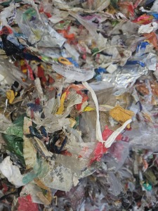 长期出售纸厂塑料，洗的很干净，稳定量，每天有3车