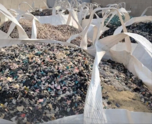 长期出售PVC箱包革破碎料