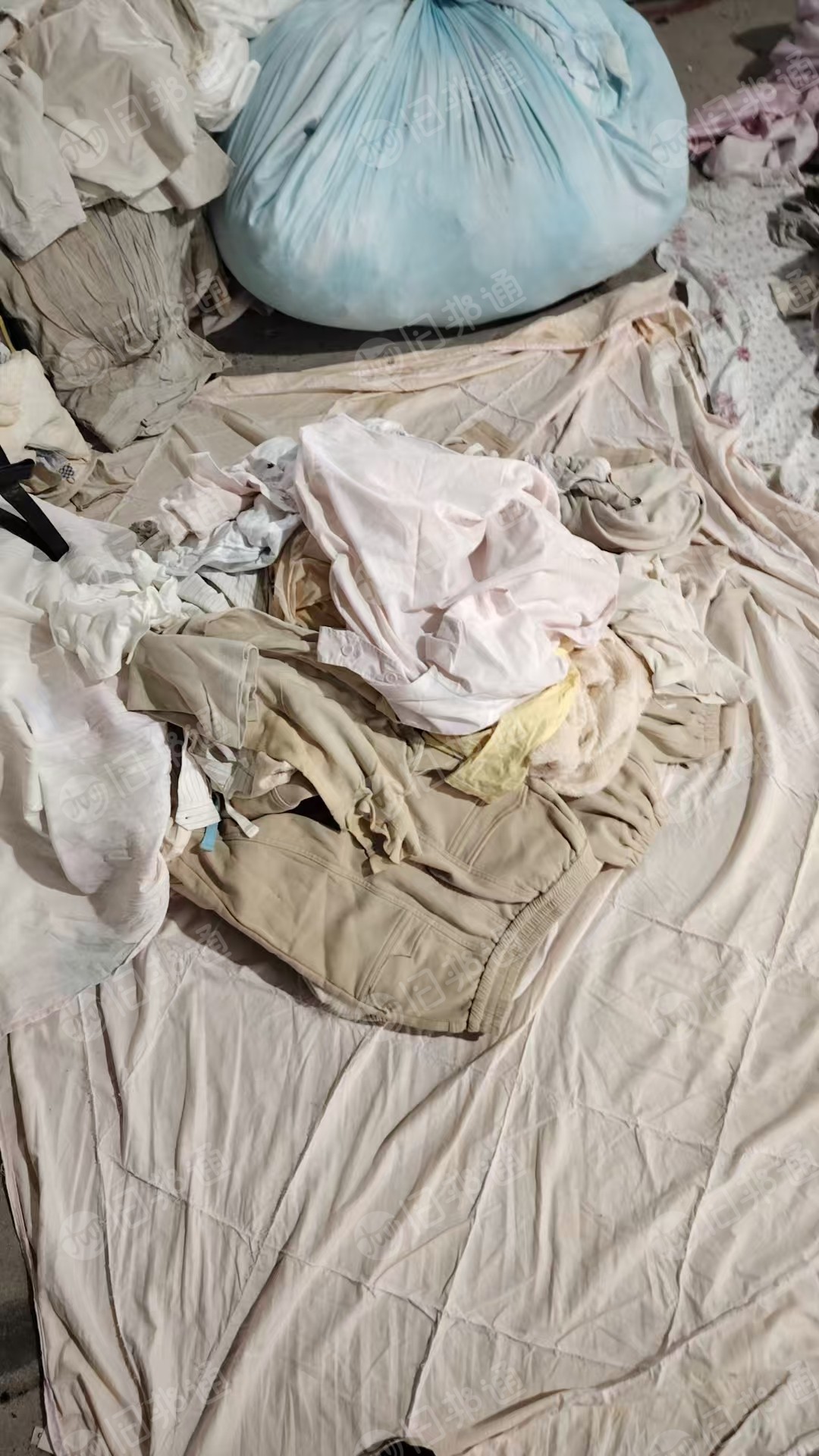 长期大量出售旧衣服二白料，现货20-30吨，厂在江苏苏州