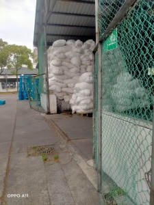 长期出售涤纶废布，涤纶废丝，涤纶卷材，月供100吨左右，需要资质