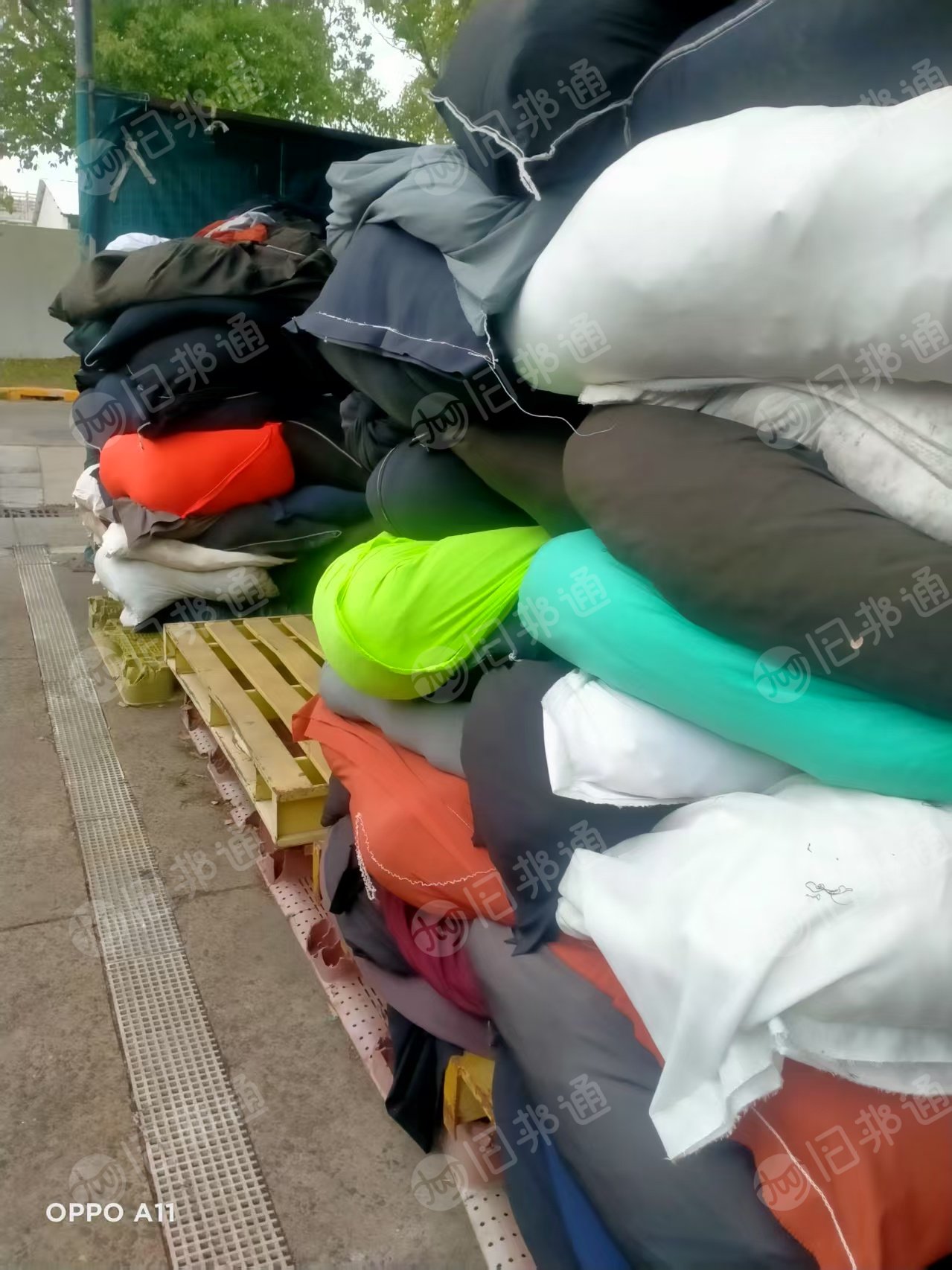 长期出售涤纶废布，涤纶废丝，涤纶卷材，月供100吨左右，需要资质