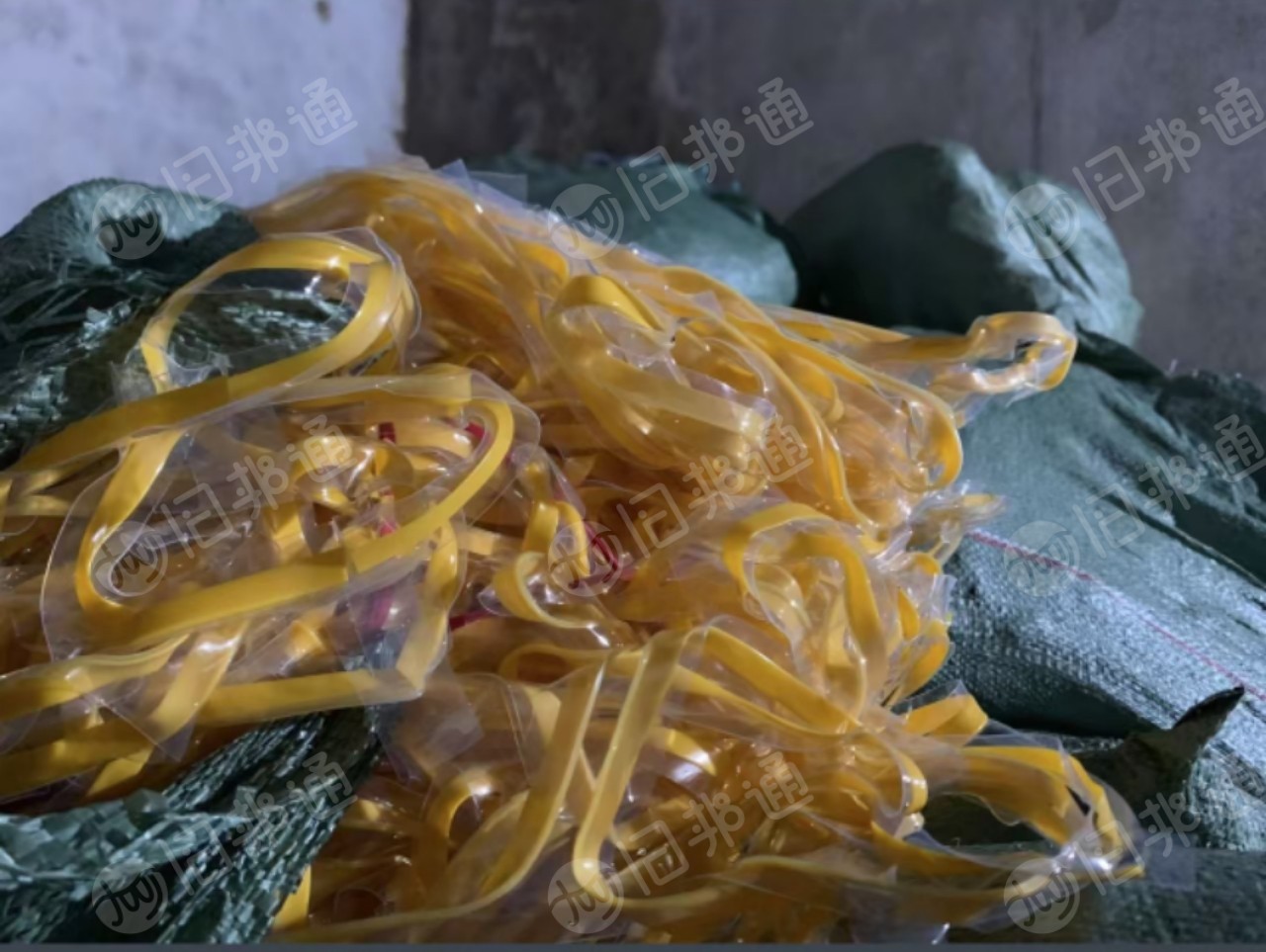 本厂求购软质PVC边料，PVC膜，红黄蓝为主，造粒用，月需100吨