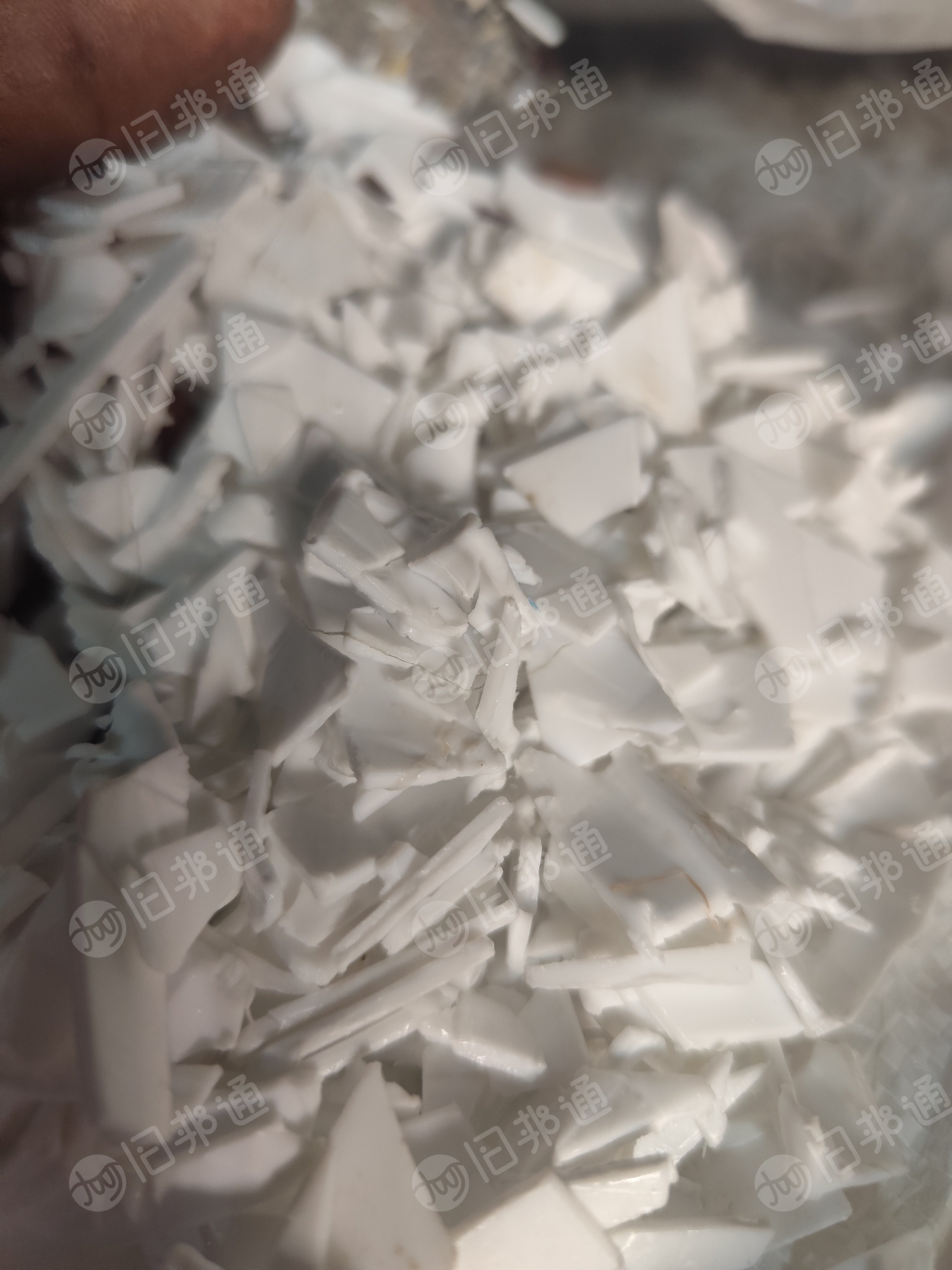 出售白色涂料桶破碎料，带字无字都有，清洗甩干，现货一二十吨