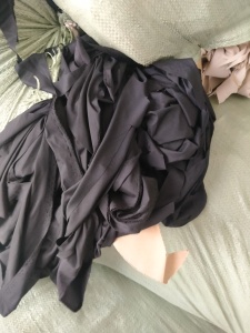 长期出售裁床下来黑色的氨纶废布，氨纶边角料，现货十几吨