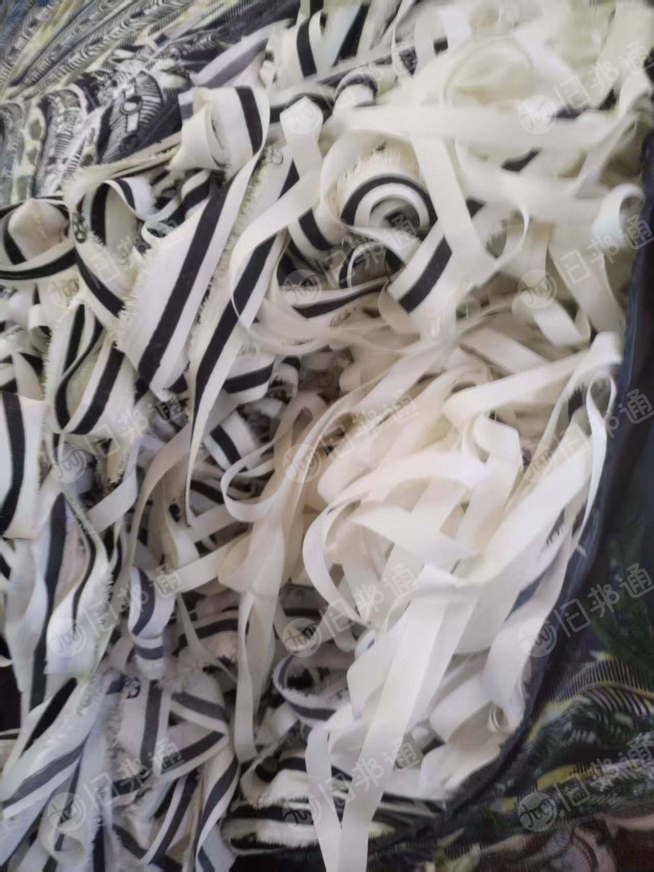 长期出售涤纶轻浆布条，宽2-3公分，什么颜色都混在一起，一个月10多吨，厂在山东潍坊