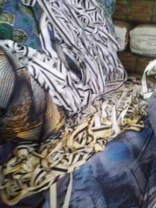 长期出售涤纶轻浆布条，宽2-3公分，什么颜色都混在一起，一个月10多吨，厂在山东潍坊