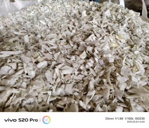 出售摩配破碎料，清洗耍干，黑丙有50吨/月，白丙20/月