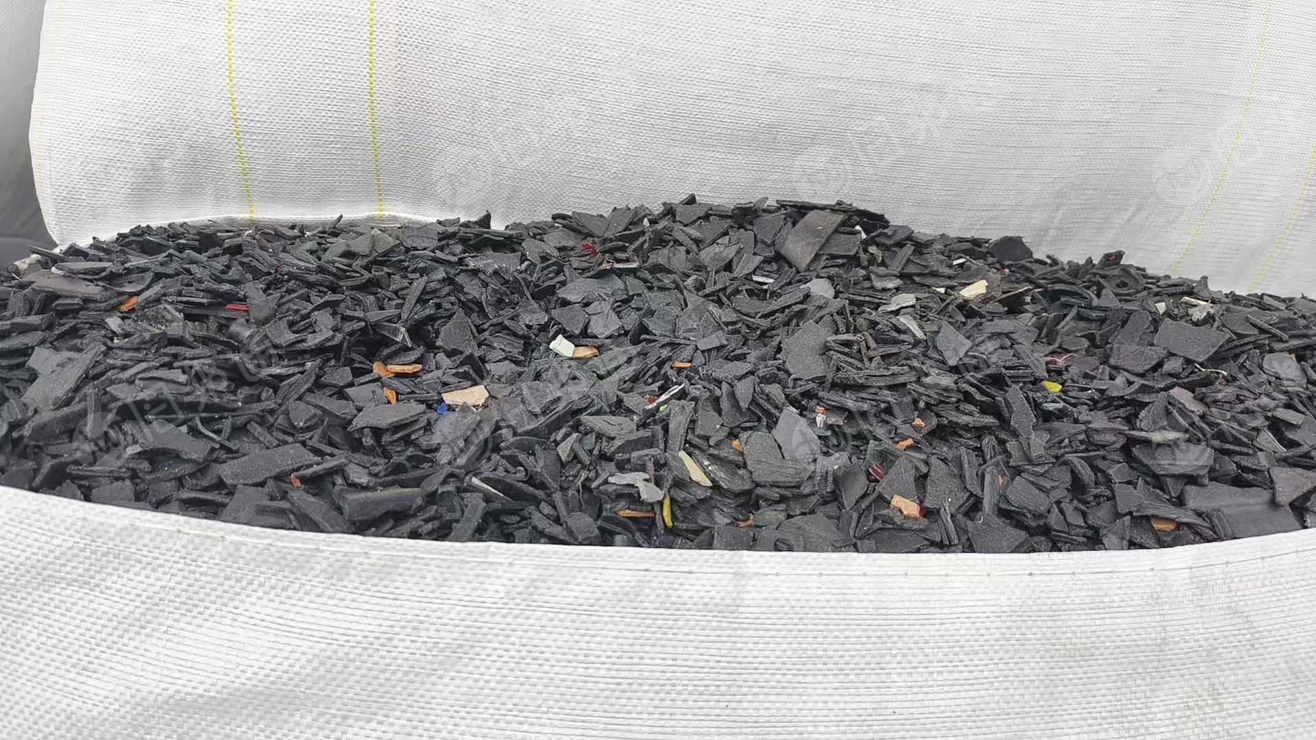 出售摩配破碎料，清洗耍干，黑丙有50吨/月，白丙20/月