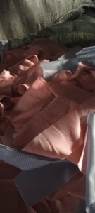 长期出售尼龙废布，锦纶废布，白烟布，泳装布，花边等，现货有几十吨，货在辽宁大连