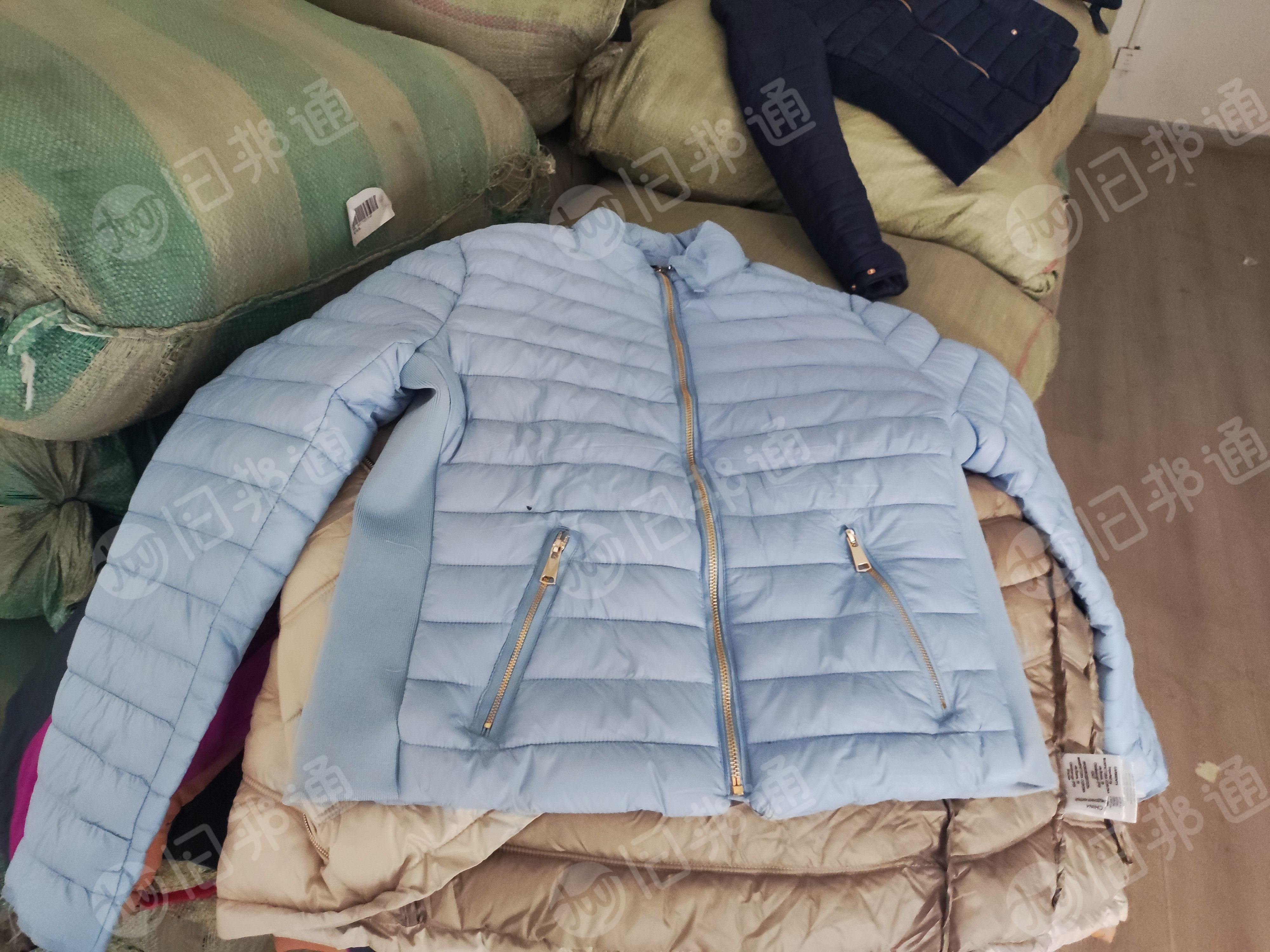 出售库存衣服，库存服装，有棉服，羽绒服等，现货有27000件，货在甘肃兰州