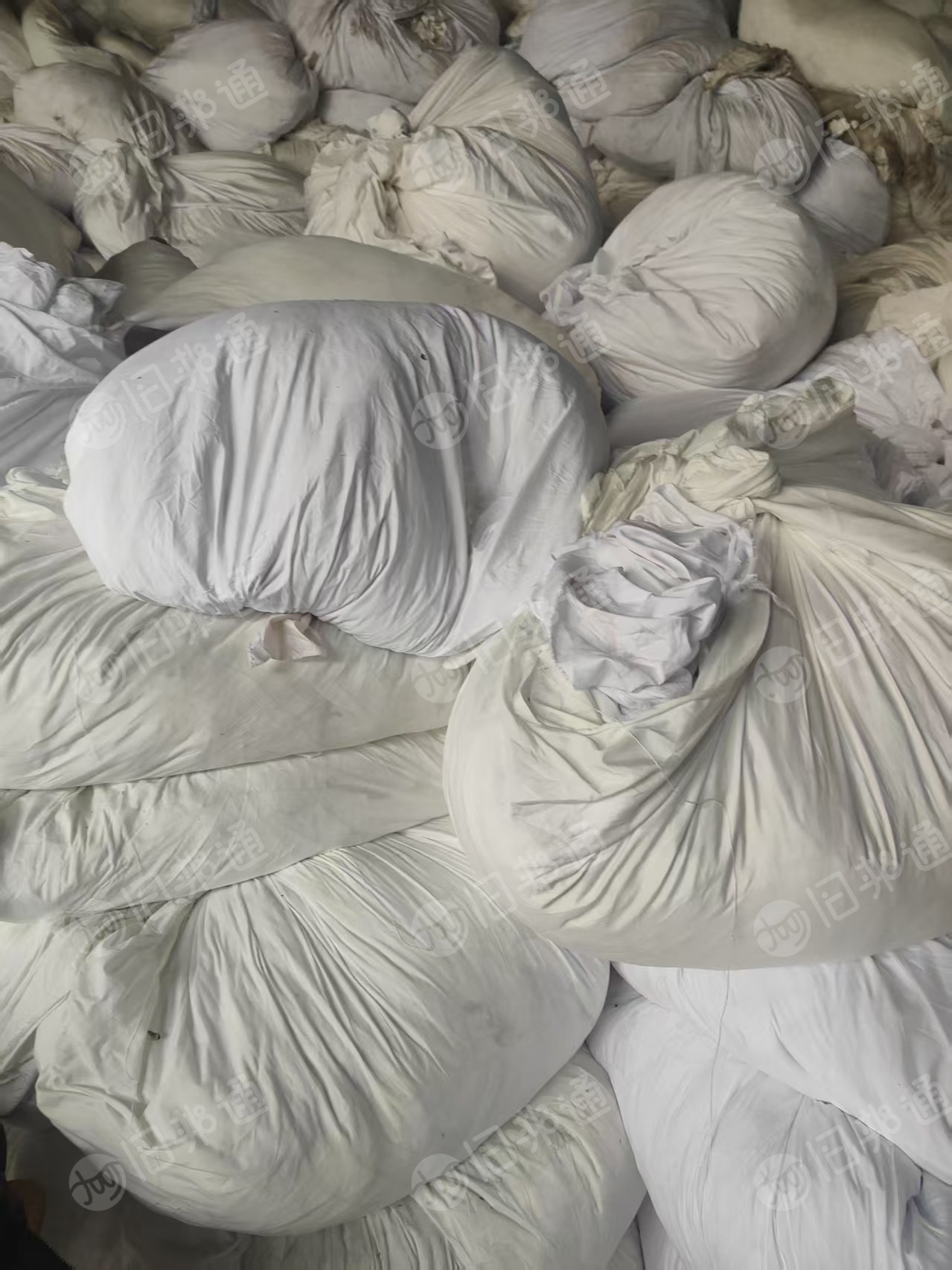 长期大量出售涤纶白布，涤纶废布，涤纶布块，现货有200吨，货在浙江湖州