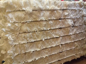 出售pp复合pet边角料，无纺布边角料，另外出售卫生巾厂下来的pp复合pet膜，现货共七八吨