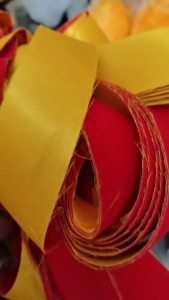 出售流动红旗下来的涤纶废布，涤纶边角料，带浆