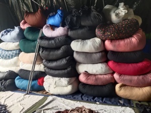 长期出售服装下脚料，涤纶废布，有按颜色分，月供十几吨，货在江苏苏州