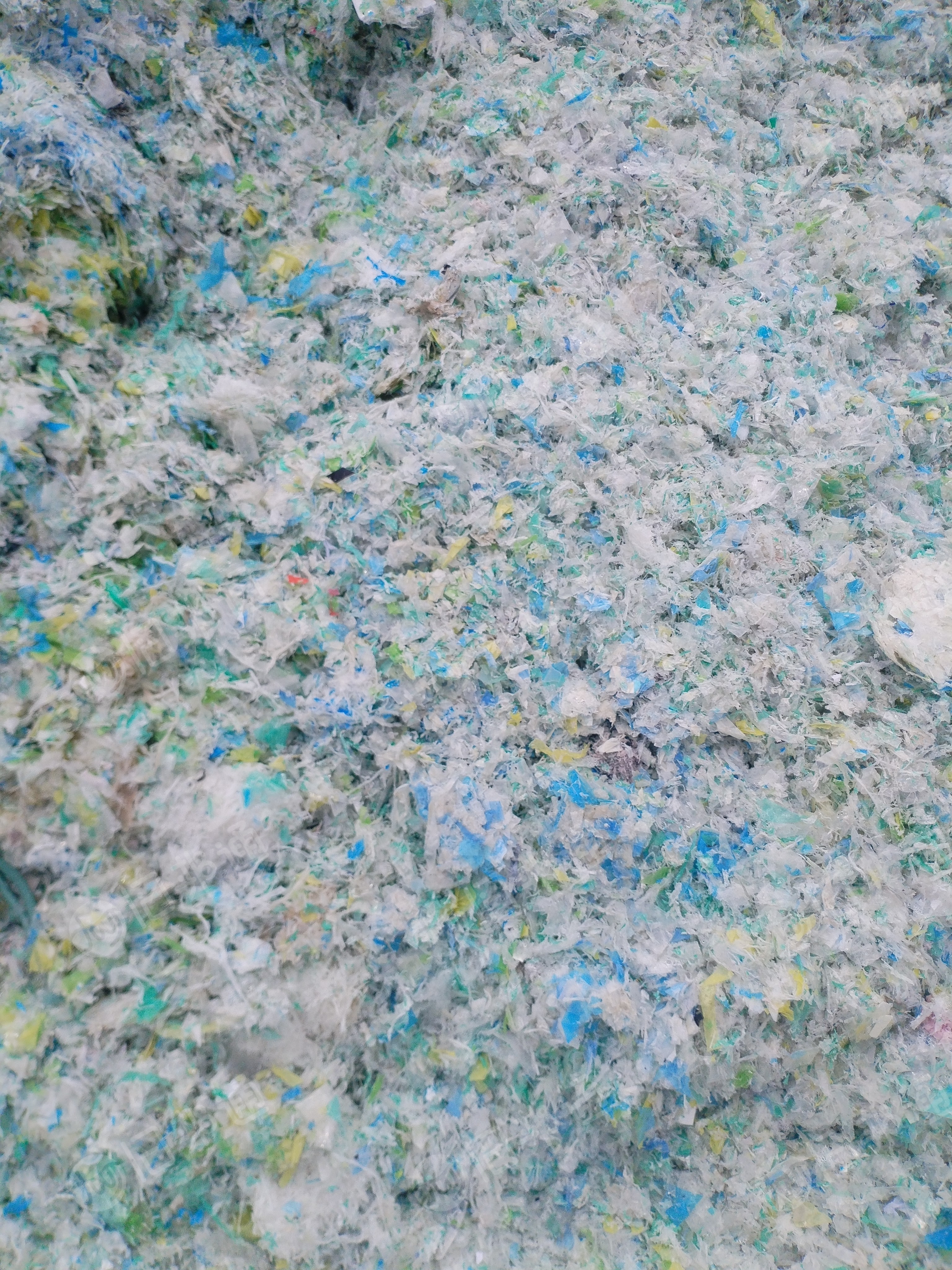 出售Pe复合pet膜破碎料，pet含量百分之30，Pe百分之70，可做毛毛虫，炼油，压板，电风扇底座