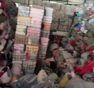 长期出售旧衣服分拣货，毛绒睡衣统货，绒睡衣，月供15吨，货在湖北仙桃