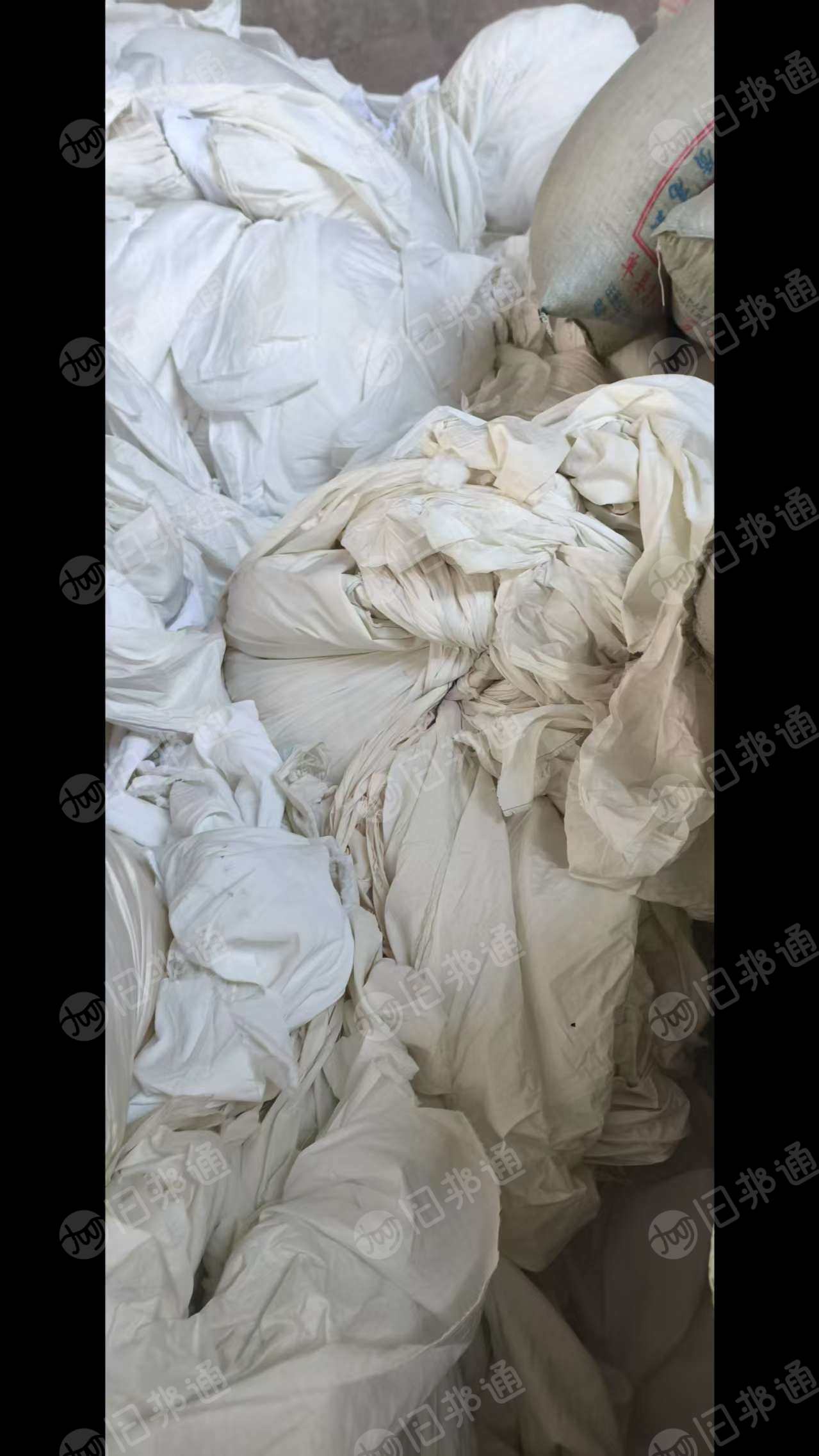 出售白色涤纶废布，涤纶布块，涤纶开花料，现货有20吨，货在江苏无锡