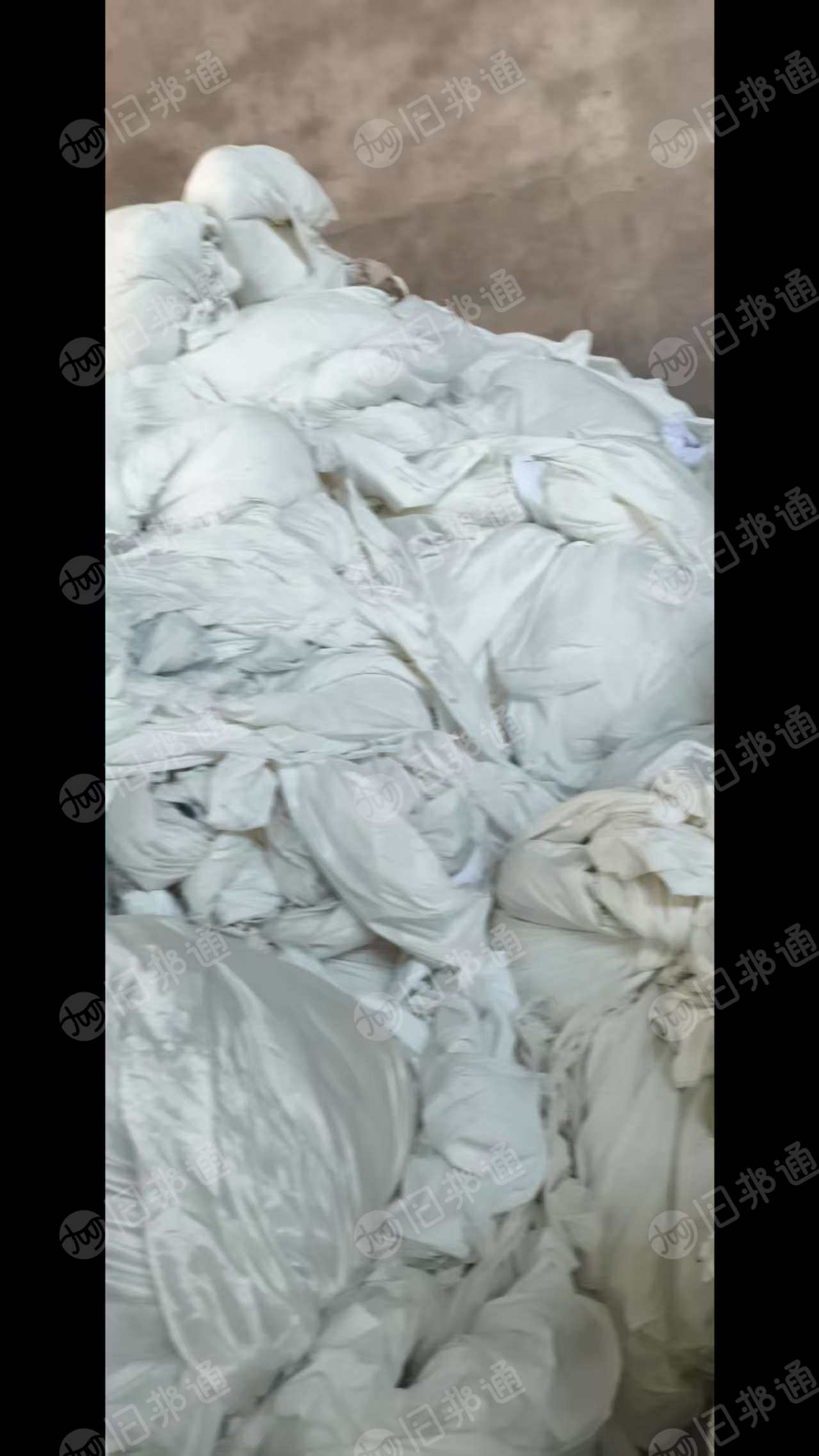 出售白色涤纶废布，涤纶布块，涤纶开花料，现货有20吨，货在江苏无锡