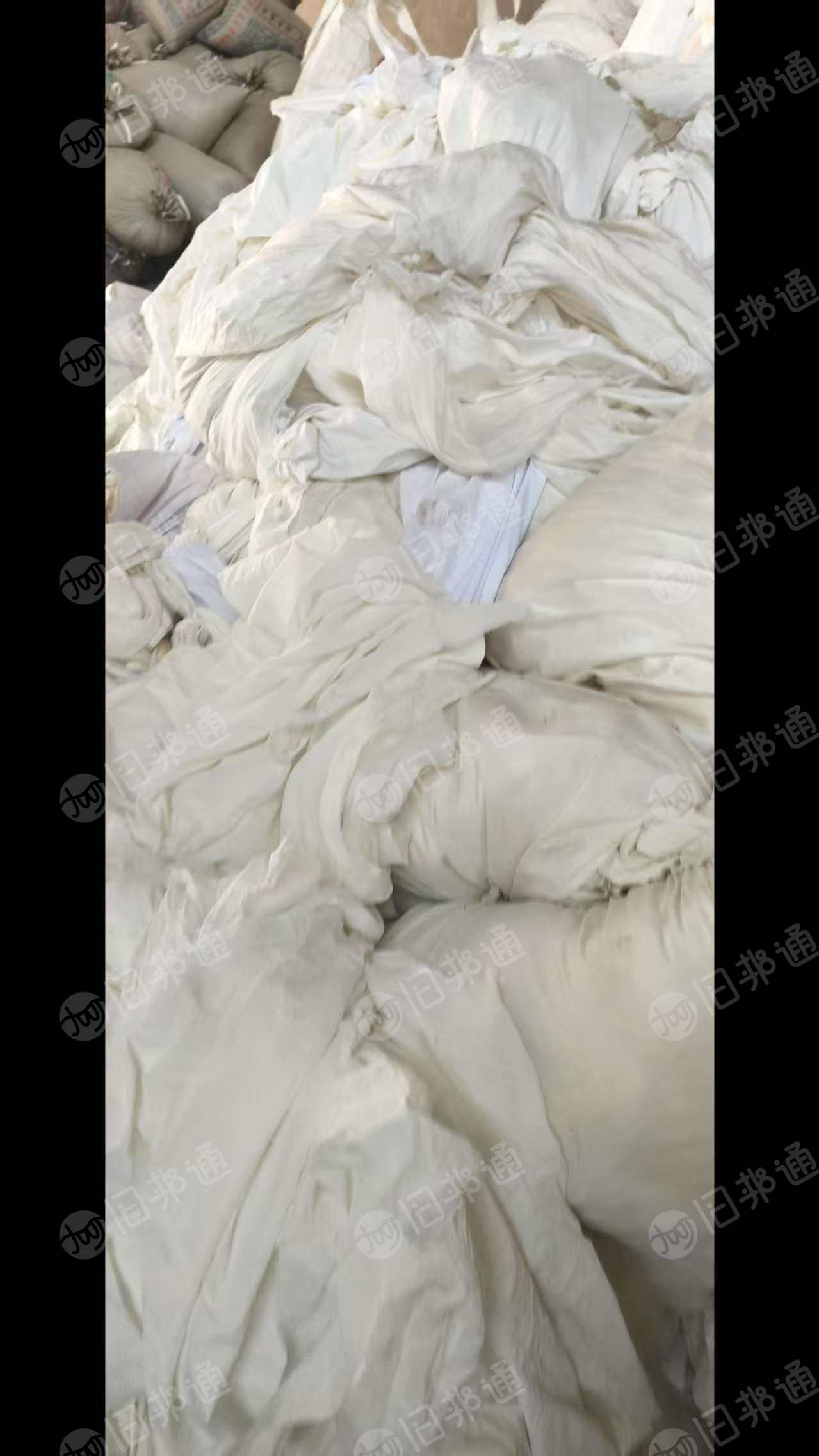 出售白色涤纶废布，涤纶布块，涤纶开花料，现货有20吨，货在江苏无锡