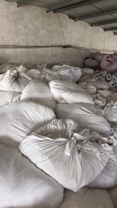 长期出售旧衣服大白，白料，开花料，现货有9.6米一车，货在江苏盐城