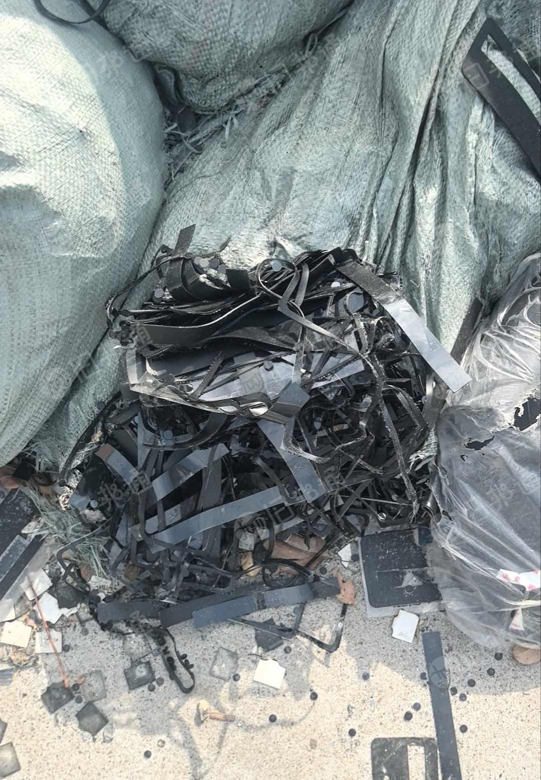 出售TPU复合PET膜废料，两层PET膜可分离，第一层无胶，第二层中胶，现货10吨