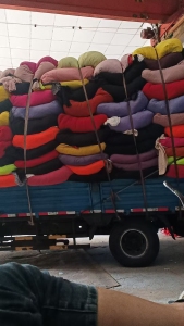 长期出售杂色的涤纶废布，涤纶边角料，现货十几吨，月供百来吨