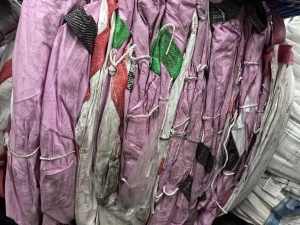 出售废旧吨包含铝塑，吨包含内衬，全部是正极电池吨包一年也有个300~400吨