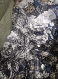 工厂长期出售涤棉废布，含棉量15左右，每个月有4.2米一车货，厂在广东揭阳