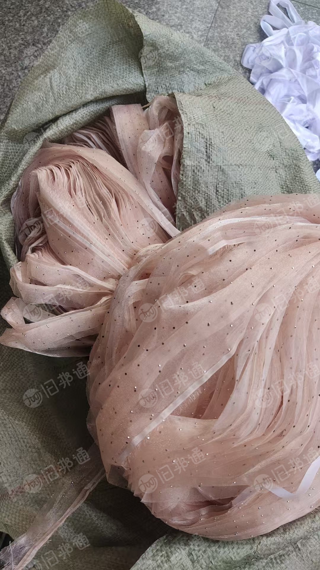 长期大量出售服装下脚料,主要是涤纶,涤棉,棉。毛绒,皮革