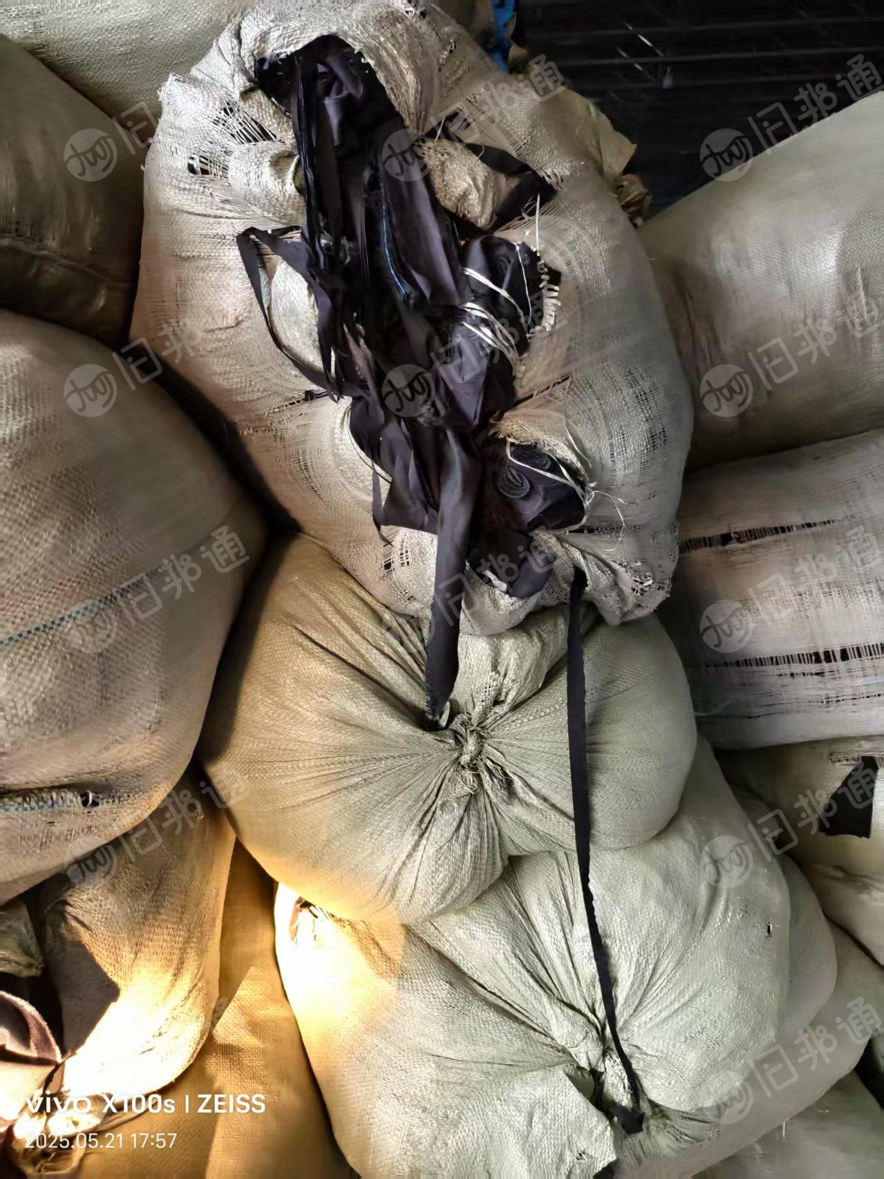 长期出售黑色涤棉废布,针织梭织在一起的,厂在浙江嘉兴