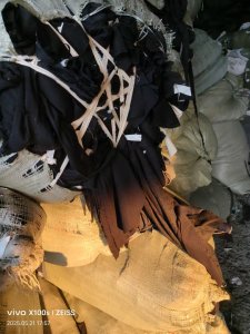 长期出售黑色涤棉废布，针织梭织在一起的，厂在浙江嘉兴