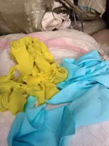 长期出售涤纶废布，涤纶碎布，涤纶造粒布，月供几十吨，厂在天津