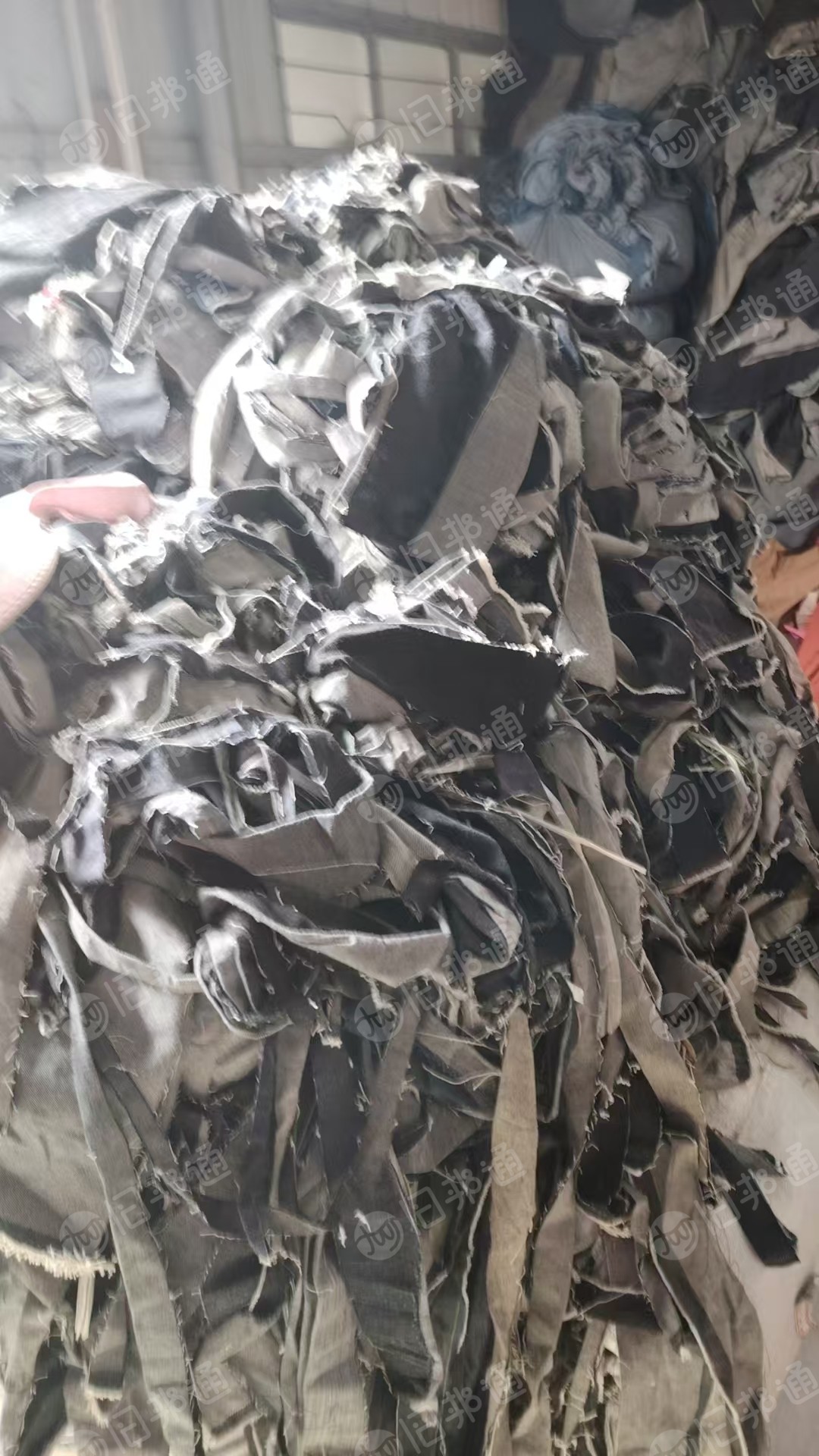 长期出售劳保手套厂下来的牛仔废布,化纤废布,纯棉废布,废布统货,现货5-6吨