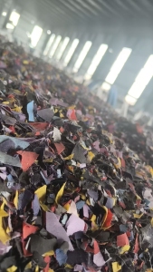 出售pvc雨衣破碎料,月供300吨