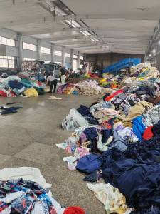 长期出售涤纶废布，涤纶造粒布，涤纶碎布，货在浙江绍兴