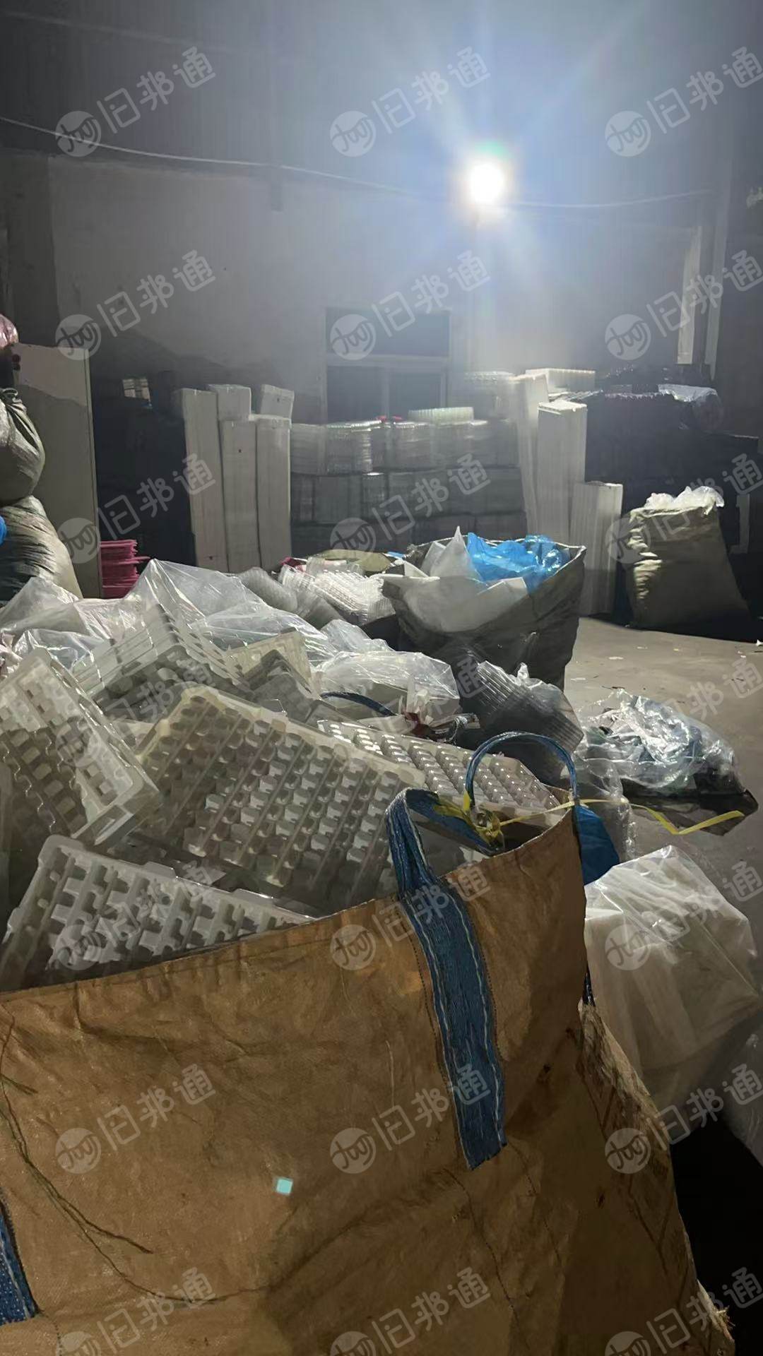大量出售电子厂下来的各种吸塑盒毛料，瓷白黑色PS，透明瓷白黑色PET都有，月供20吨左右