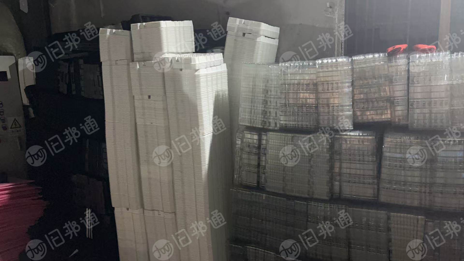 大量出售电子厂下来的各种吸塑盒毛料，瓷白黑色PS，透明瓷白黑色PET都有，月供20吨左右