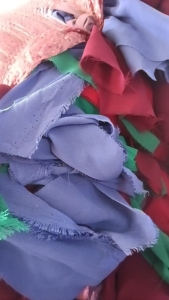 长期大量出售涤纶废布，涤纶拉丝布，现货两千吨左右