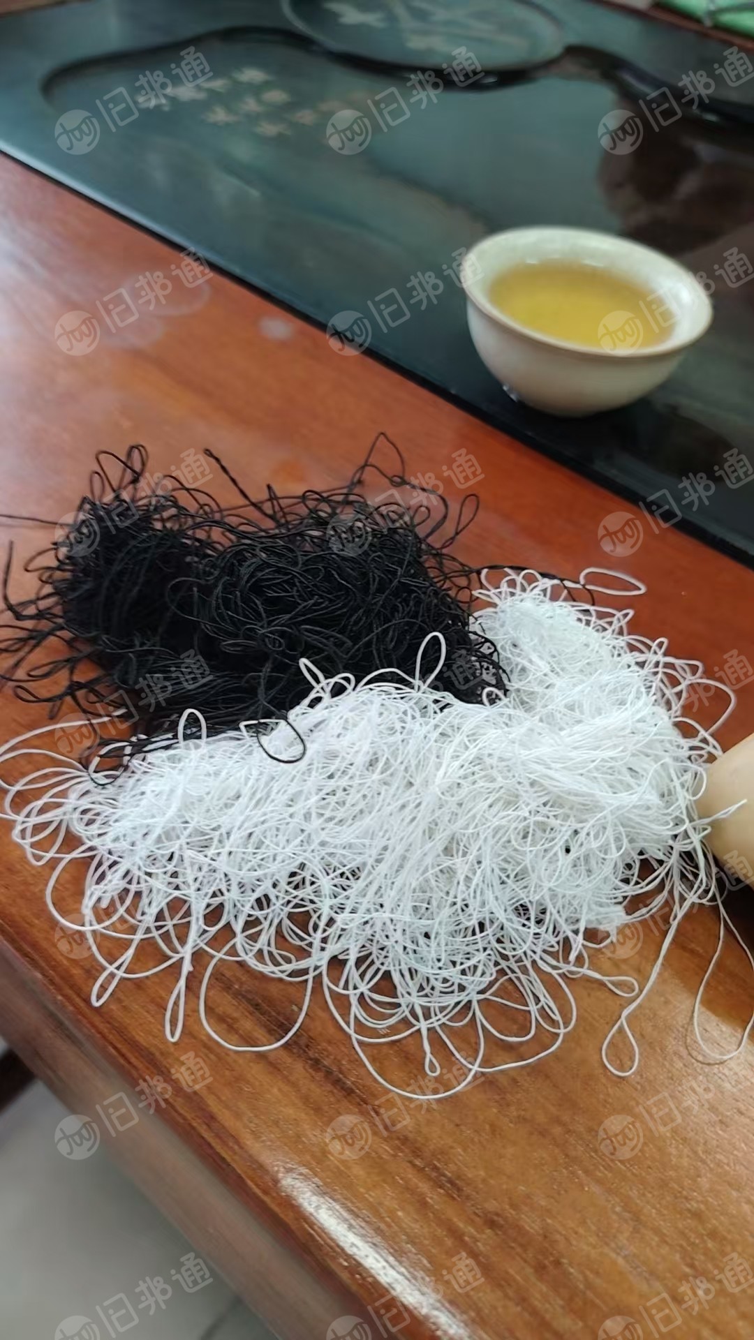 长期出售织布厂下来的涤纶废丝，里面包一根氨纶丝，有黑色也有白色，每个月有十几吨，货在广东中山