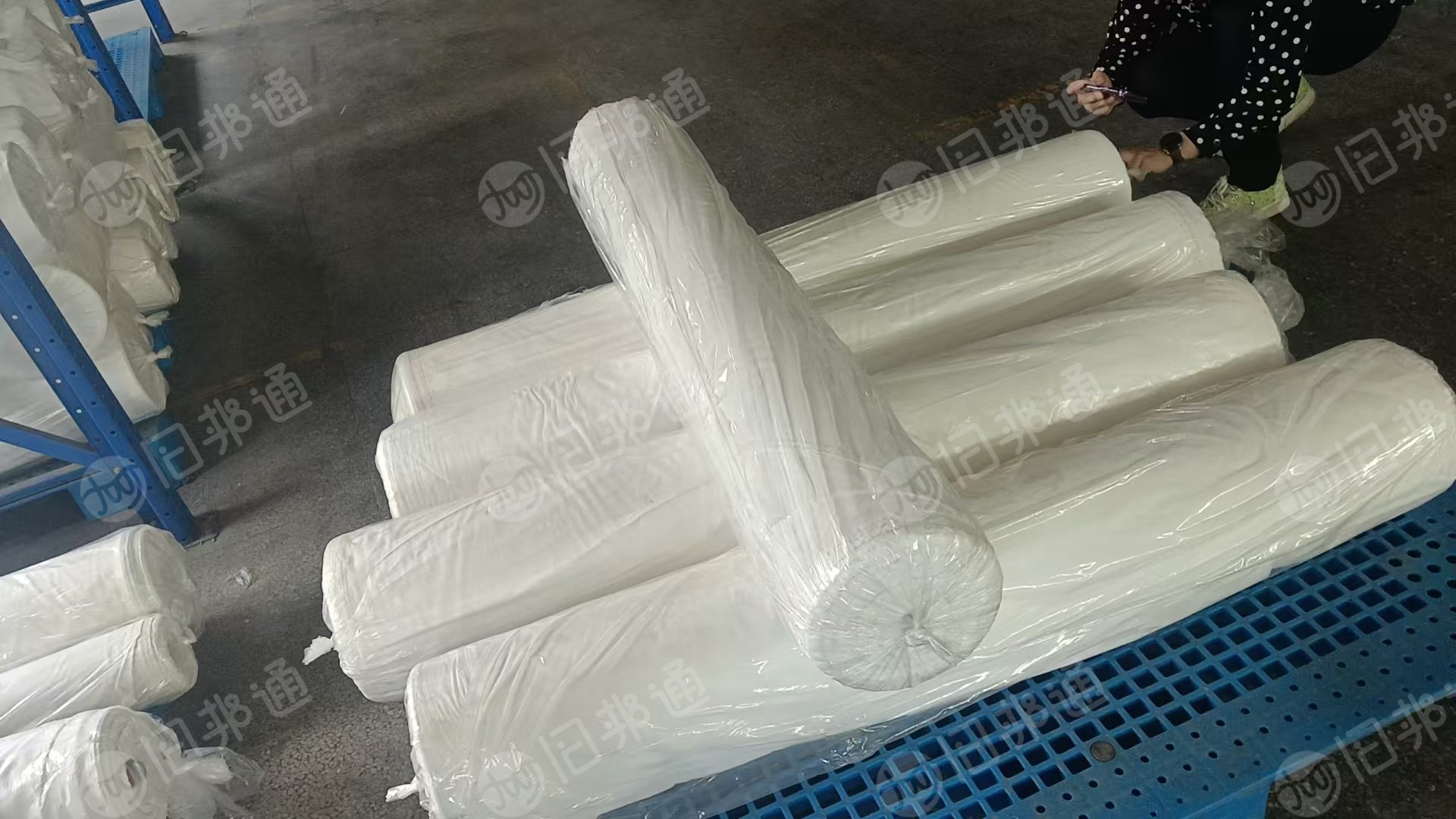 长期大量出售库存布，库存卷布，运动面料，都是梭织布，价格几毛到一块多都有，货在江苏苏州
