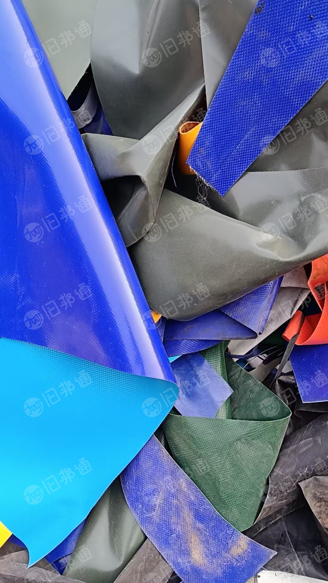 出售PVC箱包革破碎料，PVC游艇革破碎料，做交通设施用，现货分别有几百吨