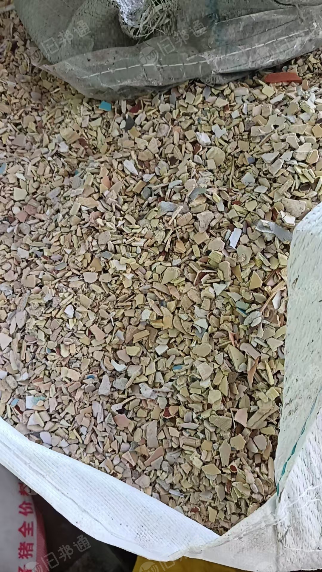 出售PVC护墙板破碎料，现货9*6一车
