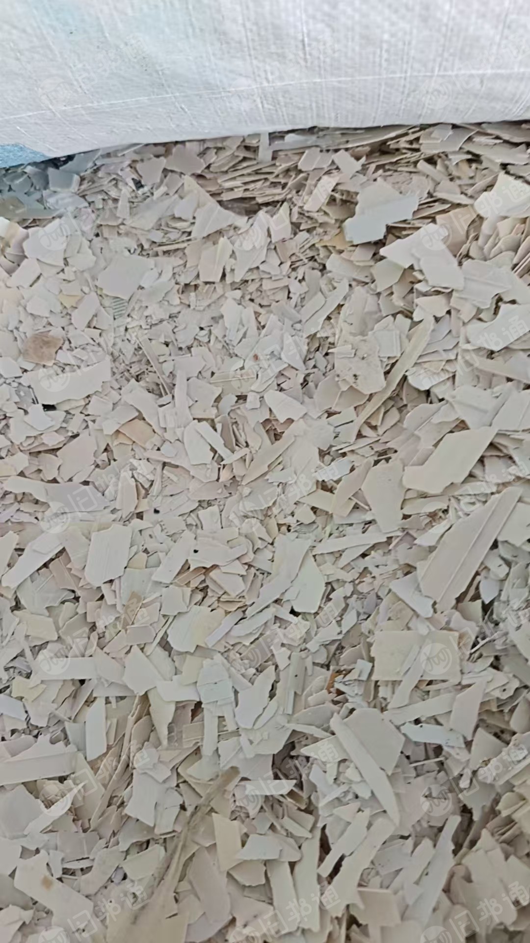 出售PVC扣板破碎料，水洗粉碎，现货十几吨