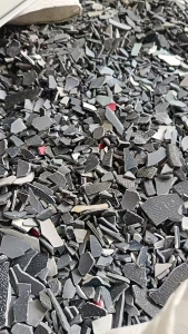 出售硬质PVC破碎料，树脂瓦，杂胶，现货几十吨