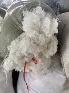 纺纱厂长期出售废纱线，涤腈材质的，现货7-8吨左右，厂在安徽安庆