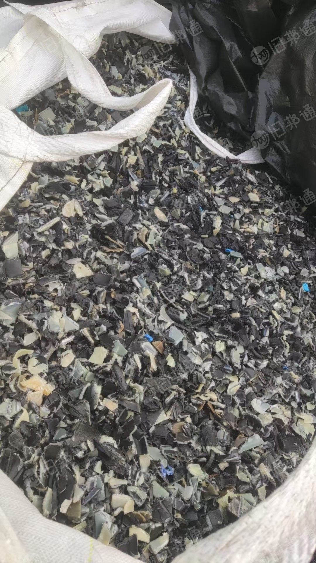 出售油箱破碎料，PE破碎料水粉的，月供60吨