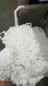 长期出售厂里下来的涤纶废丝，基本不含水，月供8-10吨，货在江苏宿迁