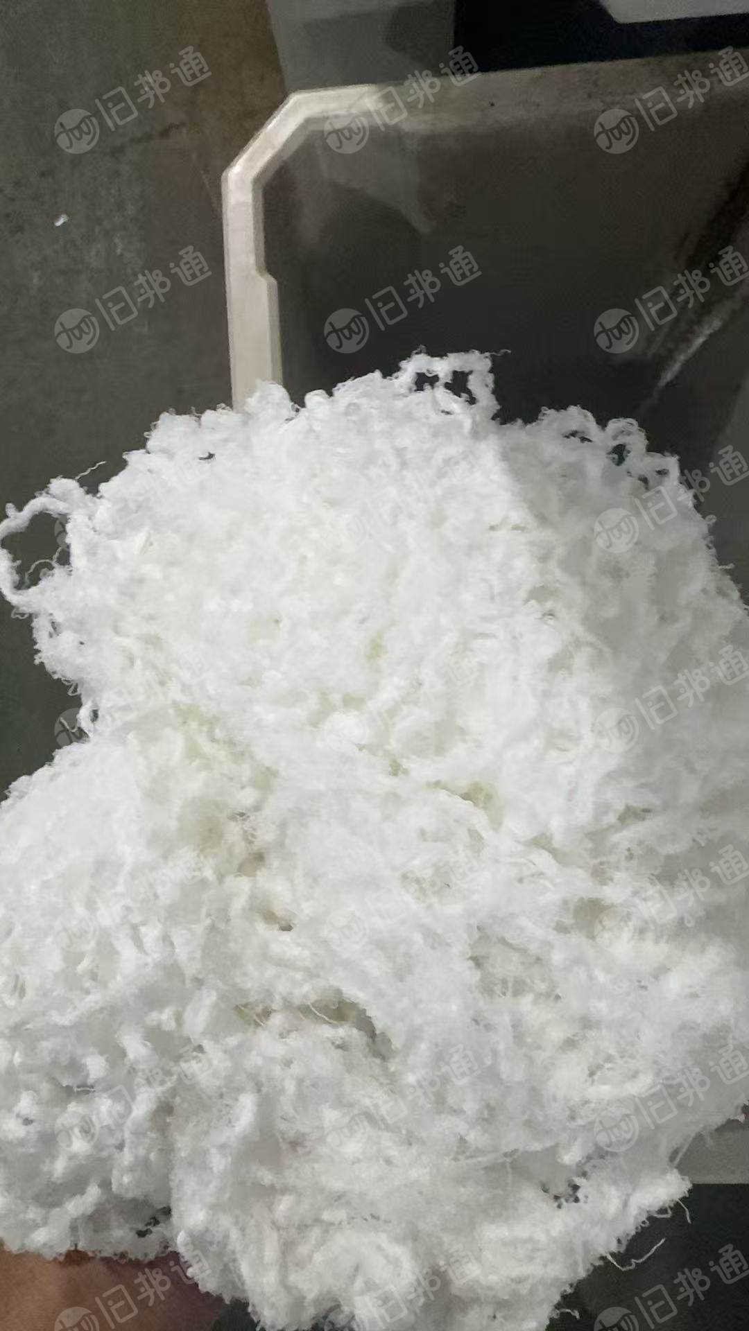 长期出售厂里下来的涤纶废丝，基本不含水，月供8-10吨，货在江苏宿迁