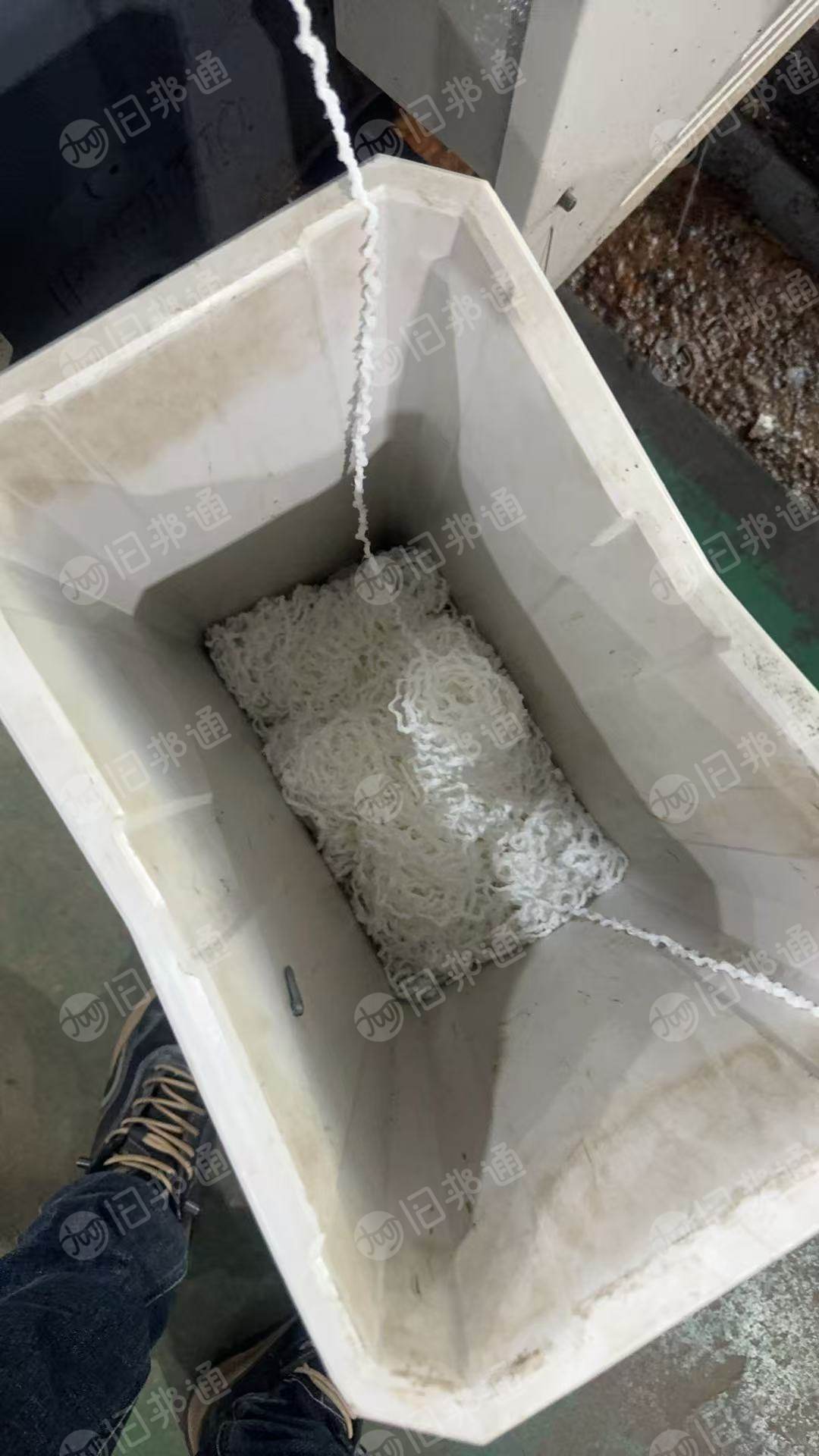 长期出售厂里下来的涤纶废丝，基本不含水，月供8-10吨，货在江苏宿迁